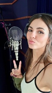 2024_01.29victoriajustice_10000000_1059152625293438_9152723717633981514_n.thumb.jpg.60cf123d12d61e969773f96bfc0f2062.jpg