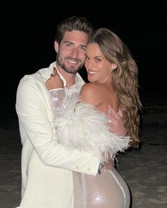 [2024.01.01] izabelgoulart_414733153_2413459465524011_4606850933585315954_n.jpg