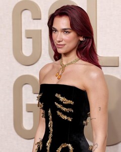 433841141_dualipa-goldenglobeawards-7.jpg