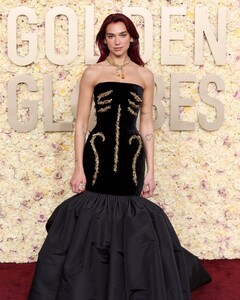 433841158_dualipa-goldenglobeawards-8.jpg