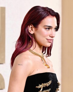 433848775_dualipa-goldenglobeawards-1.jpg