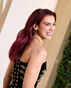 433848783_dualipa-goldenglobeawards-2.jpg