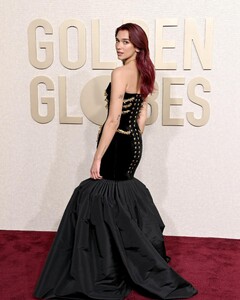 433848796_dualipa-goldenglobeawards-5.jpg