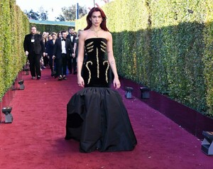 433859506_dualipa-goldenglobeawards-2.jpg