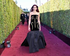 433859509_dualipa-goldenglobeawards-3.jpg