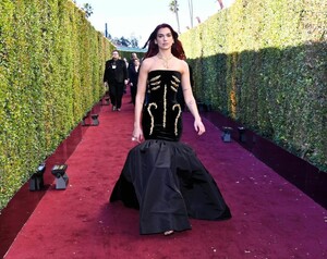 433859515_dualipa-goldenglobeawards-4.jpg