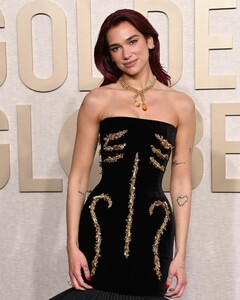 433884819_dualipa-goldenglobeawards-1-4.jpg