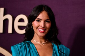 438069600_eiza-14.jpg