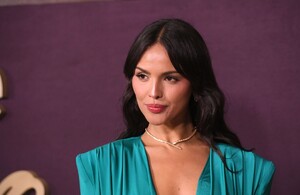 438069636_eiza-17.jpg
