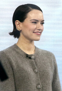 441188131_daisy-ridley-005.jpg