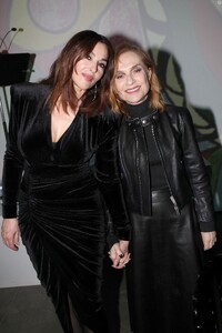 7619927-monica-bellucci-et-isabelle-huppert-5580x0-2.thumb.jpg.779853756fb27f7304819db684bf40eb.jpg