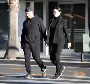 Adriana_Lima_out_and_about_in_Los_Angeles_01-16-2024__12_.jpg