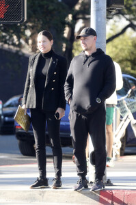 Adriana_Lima_out_and_about_in_Los_Angeles_01-16-2024__7_.jpg