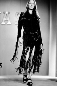 Anna-Sui-FW-92-3.thumb.jpg.a419bc709d4d99a7d10d84c89e52c6fd.jpg