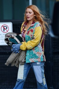 Blake-Lively---Filming-It-Ends-with-Us-in-Jersey-City-07.jpg