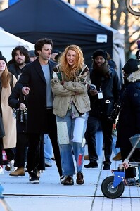 Blake-Lively---Filming-It-Ends-with-Us-in-Jersey-City-08.jpg
