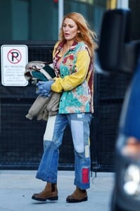Blake-Lively---Filming-It-Ends-with-Us-in-Jersey-City-09.jpg