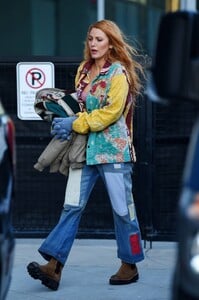 Blake-Lively---Filming-It-Ends-with-Us-in-Jersey-City-15.jpg