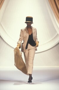 ChristianDior1990HauteCouture1.thumb.jpg.0a9b63c1285c1609b8091bd444d488bf.jpg