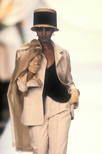 ChristianDior1990HauteCouture10.thumb.jpg.b7ecf7ed1b0e2064a1a97a4986603409.jpg