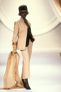 ChristianDior1990HauteCouture11.thumb.jpg.26f671eeee22e05a4e95ebad46f79040.jpg