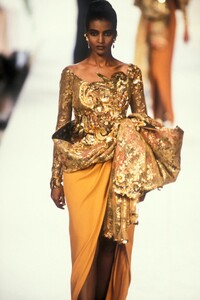 ChristianDior1990HauteCouture118.thumb.jpg.d4e493e983b6739e66be0d9ed3213bb0.jpg