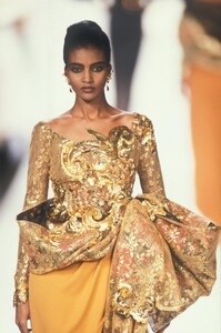 ChristianDior1990HauteCouture119.thumb.jpg.da64c6189db3773867824be312eca375.jpg