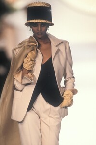 ChristianDior1990HauteCouture12.thumb.jpg.423bbf6832d98f743310252c0d5b459e.jpg