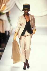 ChristianDior1990HauteCouture8.thumb.jpg.8e19d80567191ca57c316d647c9156a7.jpg