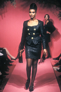 ChristianLacroix1991WomenRTWFW97.thumb.jpg.52c109156caf079fa96db716d7c9099c.jpg