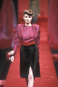 ChristianLacroix1998WomenRTW51.thumb.jpg.d74a06e995c58da866d254199b7dedd7.jpg