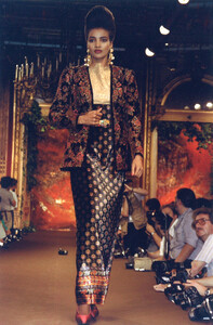 ChristianLacroixCoutureFW19882.thumb.jpg.7afa6616a3f9989b741a74a0026646ca.jpg