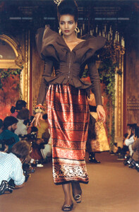 ChristianLacroixCoutureFW19883.thumb.jpg.a8322be0590f1aceee6ad1d1461c0365.jpg