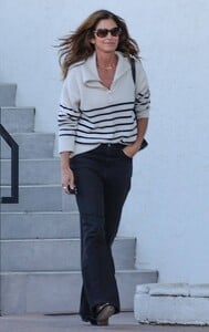 Cindy-Crawford---Spotted-at-office-building-in-Malibu-03.jpg