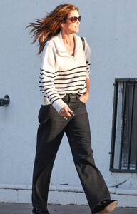 Cindy-Crawford---Spotted-at-office-building-in-Malibu-05.jpg