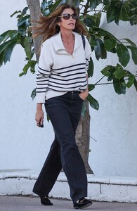 Cindy-Crawford---Spotted-at-office-building-in-Malibu-07.jpg