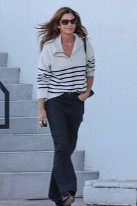 Cindy-Crawford---Spotted-at-office-building-in-Malibu-15.jpg