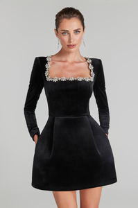 DAVINADRESS_BLACK_ECOM_CROPPING_PDP_Size_Image6.png