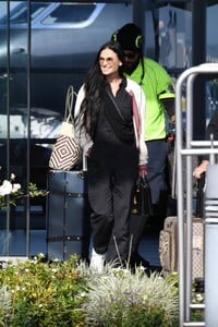 Demi-Moore---Reunites-with-Chihuahua-Pilaf-after-Puerto-Vallarta-Vacation-04.jpg
