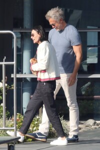 Demi-Moore---Reunites-with-Chihuahua-Pilaf-after-Puerto-Vallarta-Vacation-06.jpg
