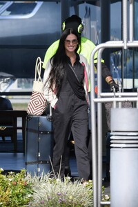 Demi-Moore---Reunites-with-Chihuahua-Pilaf-after-Puerto-Vallarta-Vacation-07.jpg