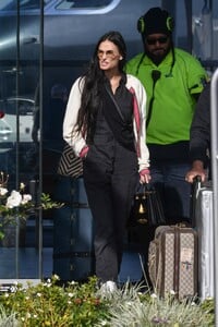 Demi-Moore---Reunites-with-Chihuahua-Pilaf-after-Puerto-Vallarta-Vacation-13.jpg