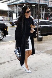 Demi-Moore---Seen-carrying-her-small-puppy-in-New-York-08.jpg