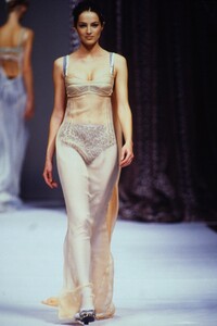 DolceGabbana1997WomenRTW102.thumb.jpg.68fc4b2229229d8b9eda4108ea450c61.jpg