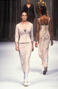 DolceGabbana1997WomenRTW25.thumb.jpg.ee0a11f7298b0b8f9588d22914a7d153.jpg