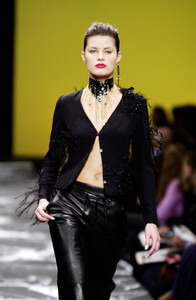 EmanuelUngaro2000WomenRTW54.thumb.jpg.6568587ee7d24221b5446c085fd652e0.jpg