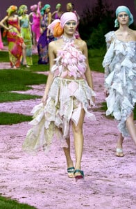 EmanuelUngaro2001HauteCouture70.thumb.jpg.cc496b9ce5d6f5dee35afc2caa54068d.jpg