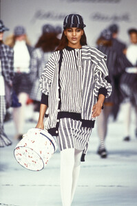 EnricoCoveri1988WomenRTW46.thumb.jpg.497d6cffd7f955d16e91add8ca1adf82.jpg