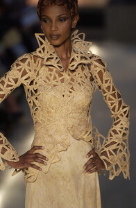 FranckSorbier2004HauteCouture127.thumb.jpg.1732ff631a776b664c234f0b94a91080.jpg