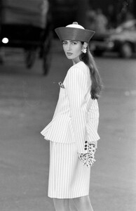 Gail_Elliott_Oscar_de_la_Renta_SS1987_017.jpg